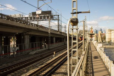 Moskova, Rusya - 14 Eylül 2019: Köprü ve otoyolun metalik yapısından geçen demiryolu rayları