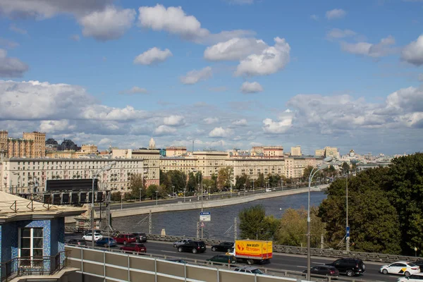 俄罗斯莫斯科 2019年9月14日 莫斯科河和堤防景观 市中心有历史建筑 夏季多云 — 图库照片