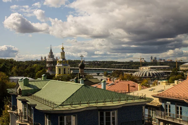 モスクワ ロシア 2019年9月14日 前景の建物の屋根の上のパノラマビューと青い曇り空を背景に遠くの観光スポット — ストック写真
