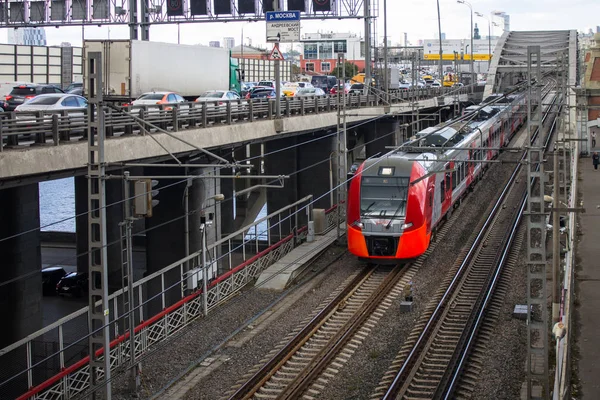 俄罗斯莫斯科 2019年9月14日 在高速公路旁欣赏铁轨和乘坐红色火车车厢的景色 — 图库照片