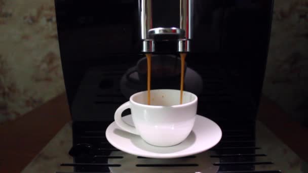 黑咖啡 总是在一个白色的杯子在黑咖啡特写的碟子上的两个薄流 — 图库视频影像