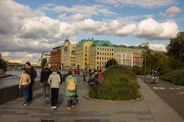 Moskova, Rusya - 14 Eylül 2019: Moskova nehrinin tarihi yerleri ve turistlerin bir yaz gününde buluta sahip setin görünümü