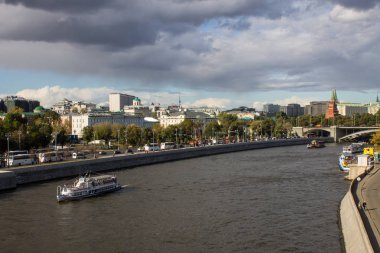 Moskova, Rusya - 14 Eylül 2019: Moskva nehri ve şehir merkezindeki tarihi binaların yer lediği set bir yaz gününde bulut