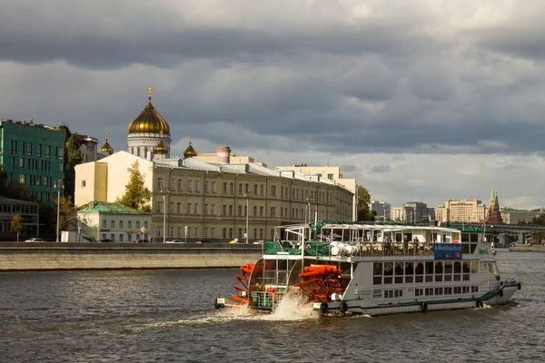 モスクワ ロシア 2019年9月14日 遊覧船とキリストの大聖堂と夏の日にモスクワ川の眺め — ストック写真