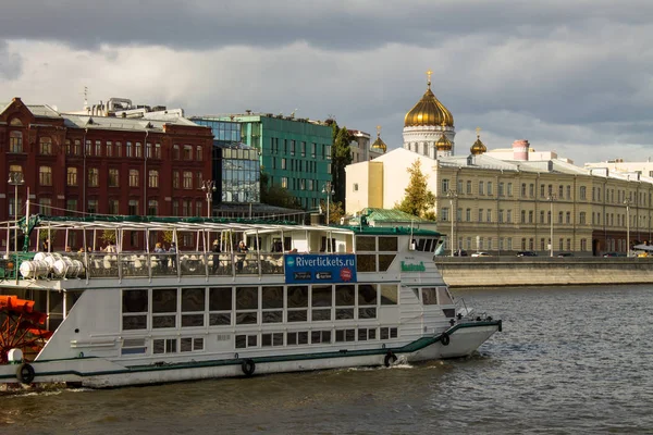 モスクワ ロシア 2019年9月14日 遊覧船とキリストの大聖堂と夏の日にモスクワ川の眺め — ストック写真