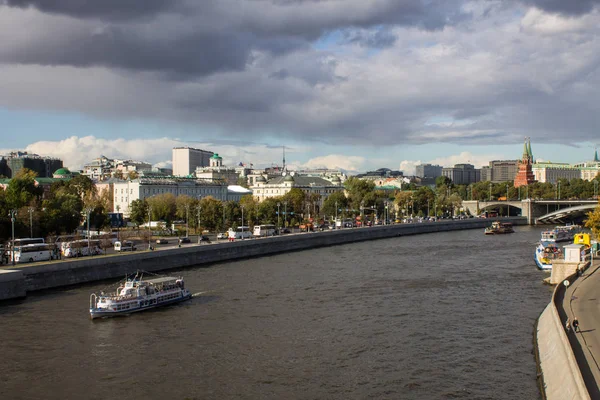 モスクワ ロシア 2019年9月14日 モスクワ川の眺めと市内中心部の歴史的建造物を持つ堤防は 夏の日に雲 — ストック写真