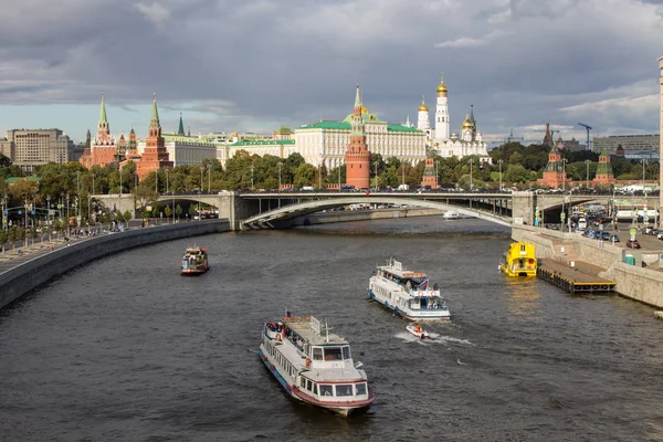 モスクワ ロシア 2019年9月14日 クレムリンと川のボート橋の夏の日に雲のパノラマビュー — ストック写真