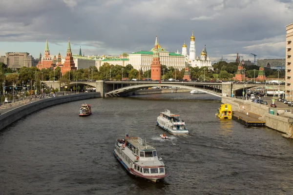 モスクワ ロシア 2019年9月14日 クレムリンと川のボート橋の夏の日に雲のパノラマビュー — ストック写真