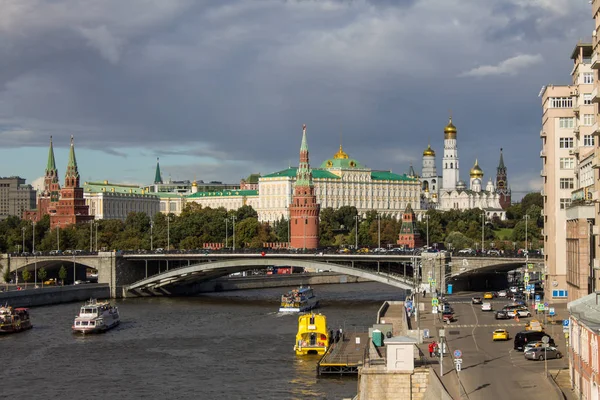 Moskva Ryssland September 2019 Panoramautsikt Över Kreml Och Floden Båtar — Stockfoto