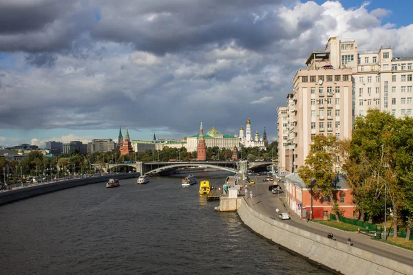 モスクワ ロシア 2019年9月14日 クレムリンと川のボート橋の夏の日に雲のパノラマビュー — ストック写真