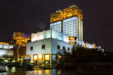 Moskova, Rusya - 15 Eylül 2019: Altın çatılı beyaz dış cephe ve gece gökyüzünün arka planında Rus Bilimler Akademisi'ni aydınlattı