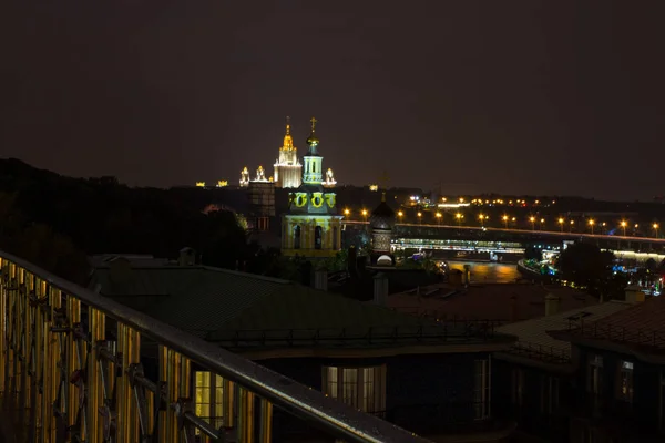 Zobacz Miasto Nocy Deszczu Architekturą Światłami — Zdjęcie stockowe