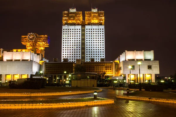 Moskova, Rusya - 15 Eylül 2019: Altın çatılı beyaz dış cephe ve gece gökyüzünün arka planında Rus Bilimler Akademisi'ni aydınlattı