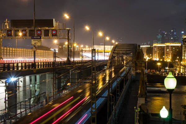 モスクワ ロシア 2019年9月15日 夜空を背景に高速道路の隣の金属橋を経由して鉄道の都市観 — ストック写真