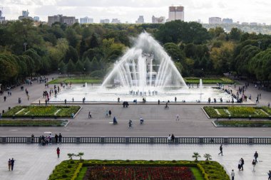 Bir yaz gününde bir çeşme ve çiçek tarhbulut ile Gorky Park Panoramik görünümü