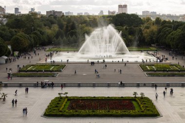 Bir yaz gününde bir çeşme ve çiçek tarhbulut ile Gorky Park Panoramik görünümü