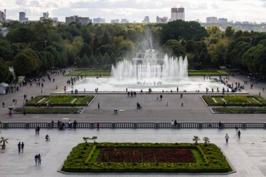 Bir yaz gününde bir çeşme ve çiçek tarhbulut ile Gorky Park Panoramik görünümü