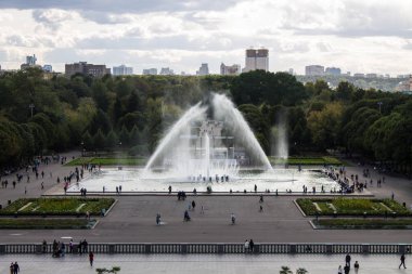 Bir yaz gününde bir çeşme ve çiçek tarhbulut ile Gorky Park Panoramik görünümü