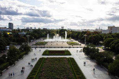 Bir yaz gününde bir çeşme ve çiçek tarhbulut ile Gorky Park Panoramik görünümü