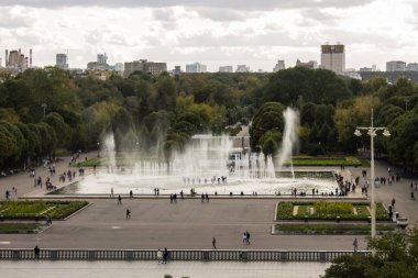 Bir yaz gününde bir çeşme ve çiçek tarhbulut ile Gorky Park Panoramik görünümü