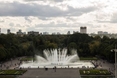 Bir yaz gününde bir çeşme ve çiçek tarhbulut ile Gorky Park Panoramik görünümü