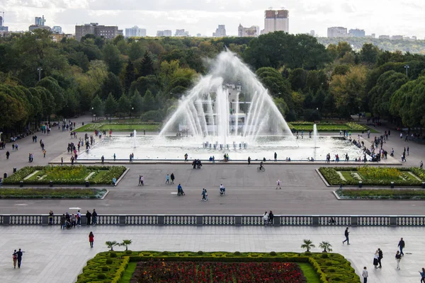 Bir yaz gününde bir çeşme ve çiçek tarhbulut ile Gorky Park Panoramik görünümü