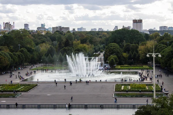 Panorámás Kilátás Gorkij Parkra Szökőkúttal Virágágyással Egy Nyári Napon — Stock Fotó