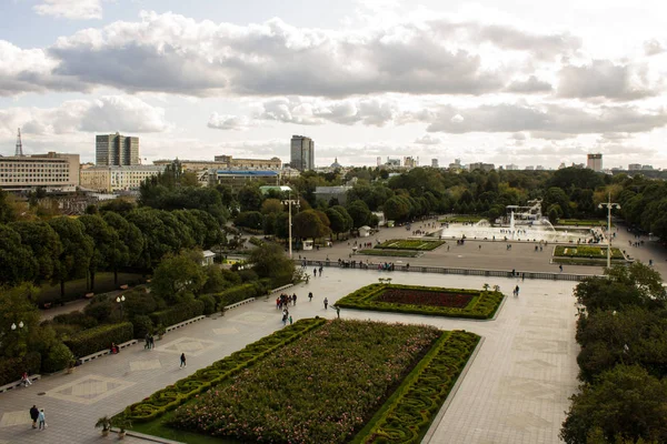 Panorámás Kilátás Gorkij Parkra Szökőkúttal Virágágyással Egy Nyári Napon — Stock Fotó