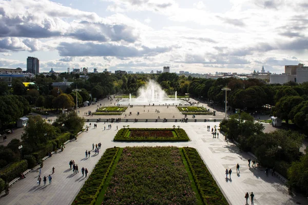 Bir yaz gününde bir çeşme ve çiçek tarhbulut ile Gorky Park Panoramik görünümü