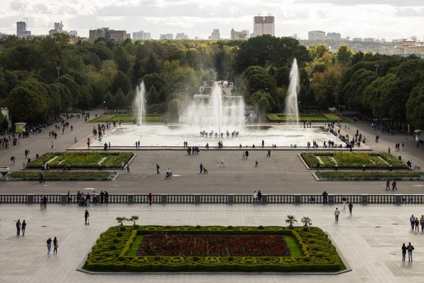 Vista Panorâmica Parque Gorky Com Uma Fonte Uma Nuvem Canteiros — Fotografia de Stock