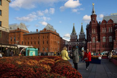 Moskova, Rusya - 14 Eylül 2019: tarihi mimarisi ile şehir merkezinde dev çiçek yatakları ve turistler, açık bir gün