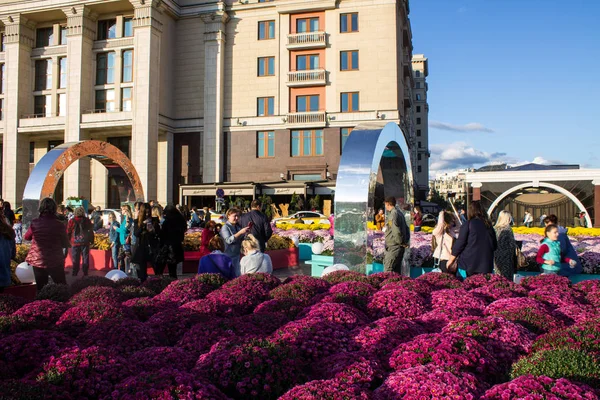 Moscou Rússia Setembro 2019 Enormes Canteiros Flores Turistas Centro Cidade — Fotografia de Stock