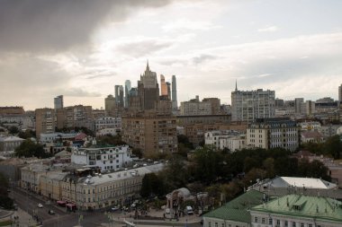 Moskova, Rusya - 14 Eylül 2019: Kurtarıcı İsa'nın tapınağının panoramik platformundan şehrin tarihi merkezine ve bulutlu gökyüzüne üstten bak