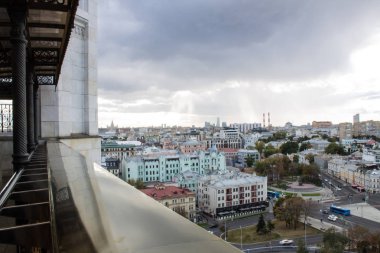 Moskova, Rusya - 14 Eylül 2019: Kurtarıcı İsa'nın tapınağının panoramik platformundan şehrin tarihi merkezine ve bulutlu gökyüzüne üstten bak