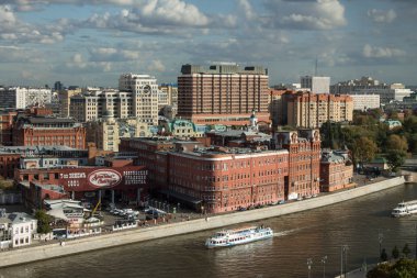 Moskova, Rusya - 14 Eylül 2019: Kurtarıcı İsa Tapınağı'nın panoramik platformundan tarihi şehir merkezi ve Moskova nehri üzerinde üst görünüm