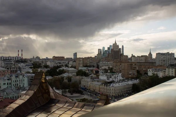 モスクワ ロシア 2019年9月14日 救い主キリストの寺院のパノラマプラットフォームから街の歴史的中心部と曇りの空の上の眺め — ストック写真