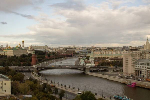 俄罗斯莫斯科 2019年9月14日 从基督救世主神庙全景平台的桥上欣赏克里姆林宫和莫斯科河的顶景 — 图库照片