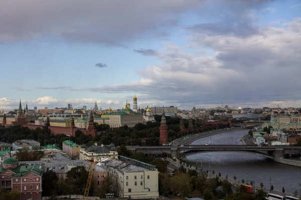 モスクワ ロシア 2019年9月14日 救い主キリストの神殿のパノラマプラットフォームから橋からクレムリンとモスクワ川のトップビュー — ストック写真