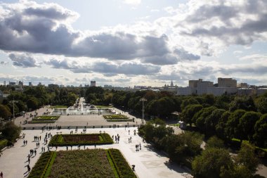 Moskova, Rusya - 14 Eylül 2019: Çiçek yatakları ve çeşme ile Gorky Park simetrik manzara üst görünümü