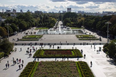 Moskova, Rusya - 14 Eylül 2019: Çiçek yatakları ve çeşme ile Gorky Park simetrik manzara üst görünümü