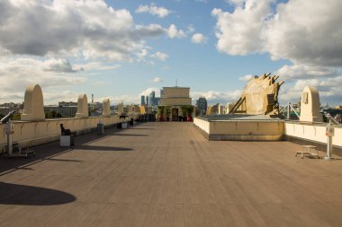 Moskova, Rusya - 14 Eylül 2019: Gorky Park'ın Merkez kapısında çatı panoramik platformu