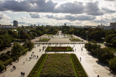 Moskova, Rusya - 14 Eylül 2019: Çiçek yatakları ve çeşme ile Gorky Park simetrik manzara üst görünümü