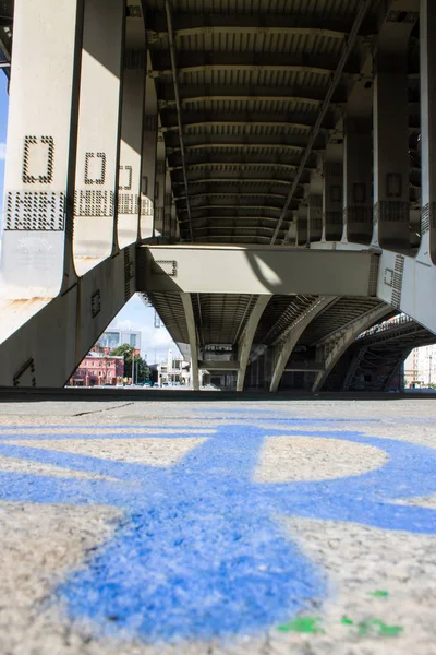 モスクワロシアのモスクワ川の橋のコンクリート構造上の下からの眺め — ストック写真