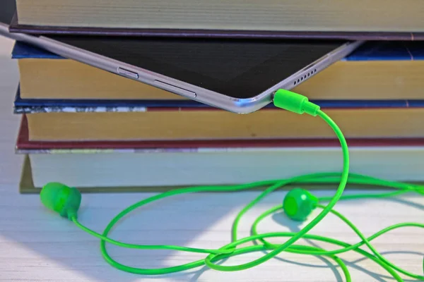 Een Stapel Boeken Een Tablet Met Een Koptelefoon Tussen Hen — Stockfoto