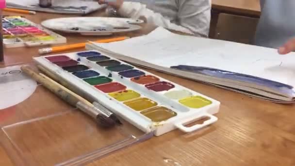 Mãos Crianças Escola Mesa Desenhando Quadro Pinturas Close — Vídeo de Stock