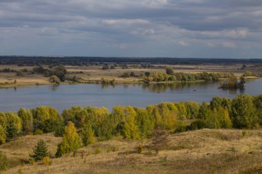 Konstantinovo köyü Rusya'da nehir ve tepeler bulutlu gün ile Sonbahar panoramik manzara