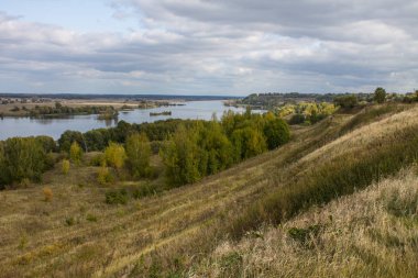 Konstantinovo köyü Rusya'da nehir ve tepeler bulutlu gün ile Sonbahar panoramik manzara
