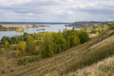 Konstantinovo köyü Rusya'da nehir ve tepeler bulutlu gün ile Sonbahar panoramik manzara