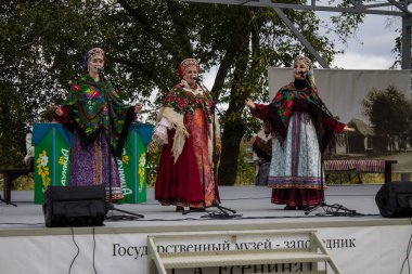 Konstantinovo, Ryazan bölgesi / Rusya-Eylül 28, 2019: sahnede şarkı söyleyen halk kostümlü üç kadın