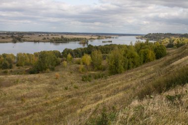 Konstantinovo köyü Rusya'da nehir ve tepeler bulutlu gün ile Sonbahar panoramik manzara